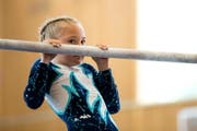 Eine junge Turnerin des BTV Luzern: Früh übt sich am Stufenbarren. (Bild: Philipp Schmidli (Kriens, 14. Mai 2017))