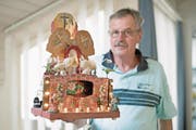 Josef Schmidiger mit dem Modell des Hergiswiler Heiliggrabes. (Bild: Corinne Glanzmann (Hergiswil, 12. April 2017))