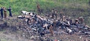 Israelische Soldaten inspizieren den abgestürzten F-16-Kampfjet an der israelisch-syrischen Grenze. (Bild: Abir Sultan/EPA (Harduf, 10. Februar 2018))