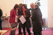 Nicole Wildisen (v.l.) und Ruth Koch analysieren Wahlresultate zusammen mit Guido und Claudia Dillier. (Bild: Roger Zbinden (Sarnen, 4. März 2018))