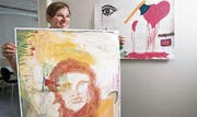 Melanie Krummenacher zeigt Bilder von Flüchtlingen, welche diese im Rahmen der Colourbox gemalt haben. Bilder wie diese werden am Samstag in Alpnach gezeigt. (Bild: Corinne Glanzmann (13. Juni 2017))