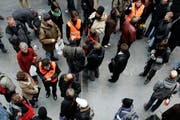 Die Geduld der Reisenden wird auf die Probe gestellt: Sie benötigen Informationen über alternative Zugverbindungen. (Symbolbild / Keystone / Peter Klaunzer)