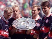 1997: Markus Babbel (rechts) feiert mit Jürgen Klinsmann, Mario Basler und Thomas Hellmer (von links) den Gewinn der deutschen Meisterschaft. (Bild: AP)