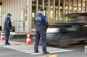 Das Grenzwachtkorps lässt ein Auto passieren. (Bild: Gaetan Bally / Keystone)