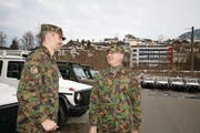 Oberst Franz Gander (rechts) im Gespräch mit seinem Stellvertreter Major Pascal Büchler. (Bild: Marion Wannemacher (Oberdorf, 21. Dezember 2017))