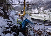 Der tonnenschwere Lastwagen wird mit einem Pneukran aus dem Bach gehievt. (Bild: Geri Holdener/Bote der Urschweiz)
