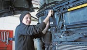 Sandra Husistein an ihrem Arbeitsplatz bei der Firma Zimmermann Transport AG in Buochs. (Bild: Beat Christen (Buochs, 17. März 2017))