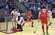 Die Zuger (in Weiss: Simon Abt, links, und Jiri Koutny) halten gegen den Favoriten lang mit. (Bild: Werner Schelbert (Zug, 4. März 2018))