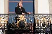 Heidi Z’graggen, hier auf dem Balkon des Rathauses, wird nach den kommenden Wahlen die Amtsälteste im Regierungsrat sein. (Bild Florian Arnold)