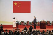 Im Beisein von Xi Jinping schwört Hongkongs neue Regierungschefin Carrie Lam den Amtseid. (Bild: Jerome Favre/Keystone (Hongkong, 1. Juli 2017))