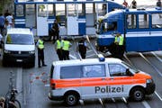 Die Zürcher Polizei im Stadtzentrum im Einsatz. Insgesamt gab es 66 Festnahmen. (Bild: KEYSTONE/Walter Bieri)