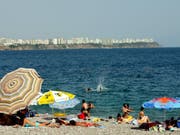 Nach den Anschlägen in diesem Jahr haben bereits weniger Schweizer Touristen die Türkei als Ferienreiseziel gewählt. Wer für die nächsten Tagen eine Reise in die Türkei geplant hat, kann sie nach dem Putschversuch umbuchen. (Symbolbild) (Bild: KEYSTONE/EPA/TOLGA BOZOGLU)