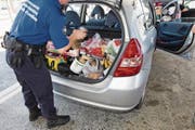 Bei ihren Kontrollen stossen Schweizer Zöllner auch immer wieder auf Schmuggelware. (Bild: Themenbild: Salvatore Di Nolfi/Keystone)