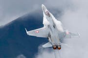 Eine F/A-18 trainiert am 17. Juni 2016 über dem Flugplatz Meiringen. (Bild: Keystone / Urs Flüeler)