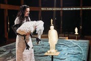 Protagonistin Marina Viotti mit einem der vielen Symbole für Vergänglichkeit. (Bild: Bild Ingo Höhn/Luzerner Theater)