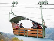Der Schulweg von Jonas, Carmen und Marco Eberli beginnt mit der Seilbahn. (Bild: Christof Hirtler (Isenthal, 6. November 2017))