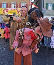 Als Indianer im Cowboy-Korb: Thomas Habermacher. (Bild: Philipp Unterschütz (13.2.2018))