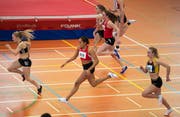 Inola Blatty aus Triengen (Zweite von links) sichert sich Silber über 60 Meter.Bild: Hanspeter Roos (St. Gallen, 12. Februar 2017)