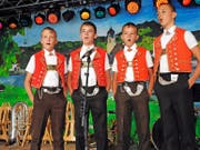 Am Naturjodelabend bestach das Buebequartett Dibidäbi aus Schwellbrun (Bild oben). An der gestrigen Ländlerchilbi wurde zur Musik der Ländlerkapelle Dani und Thedy Christen fröhlich getanzt (unten). (Bilder Rosmarie Berlinger/Roger Zbinden)
