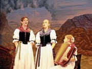 Das Jodelduett Cindy und Corinne Rohrer. Begleitet von Tanja Fallegger an der Handorgel. (Bild: Richard Greuter (Stans, 11. Nov. 2013))