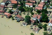 Rund neunzig Prozent der Stadt Obrenovac rund 30 Kilometer südwestlich von Belgrad wurden überflutet. (Bild: Keystone)
