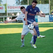 Mit dem Rücken zur «Wand»: Hochdorfs Manuel Kuchling (vorne) läuft hier gegen den Eschenbacher Marco Emmenegger auf und leitet deshalb den Ball weiter. (Bild: Nadia Schärli (Eschenbach, 10. Juni 2017))