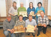 Vorne von links: Präsident Vic Bissig mit den Gewinnern des Klubrennens Ivan Gisler, Tagessieger Thomas Arnold und Tobias Arnold; hinten von links: Tagessiegerin Pia Gisler, Spezialpreisgewinnerin Heidi Bissig, Anita Arnold und Elsi Gisler. (Bild: Franz Imholz (Unterschächen, 3. Februar 2018))