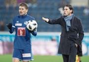 FCL-Linksverteidiger Claudio Lustenberger will einwerfen, Trainer Gerardo Seoane (rechts) nutzt diese Zeit für Anweisungen. (Bild: Boris Bürgisser (Luzern, 3. Februar 2018))