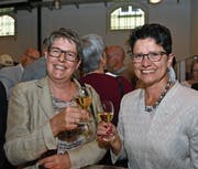 Kantonsratspräsidentin Helen Keiser (links) stösst mit der neuen Frau Landammann Maya Büchi an. (Bild: Robert Hess (Sarnen, 30. Juni 2017))