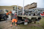 500 bis 600 Tonnen Sesselbahn-Material werden bis im Winter vom Schönbüel auf der Strasse nach Tschechien spediert. (Bild: Corinne Glanzmann)