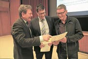 Klewenbahn-Verwaltungsratspräsident Res Schmid (von links) mit Gemeindepräsident Bruno Käslin und Korporationspräsident Martin Ambauen. (Bild: Romano Cuonz (Beckenried, 7. November 2017))