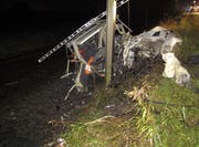 Der Zug zerquetschte das Auto, welches auf die Geleise gerollt war. (Bild Kantonspolizei Aargau)