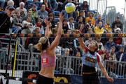 Luzern kann bereits auf eine beachtliche Beachvolley-Tradition zurückschauen. Im Bild das Finalspiel der Beachvolley-Swiss Tour 2006 vor dem KKL. (Bild: Archiv Luzerner Zeitung / Luzern, 06.08.2006)