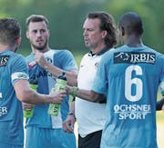 Mark Adams (Zweiter von rechts) soll im Verein bleiben. Bild: Roger Zbinden (Zug, 29. August 2015)