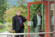 Seit gestern Mittag ist Ignaz Walker (links) – hier mit Verteidiger Linus Jaeggi – wieder auf freiem Fuss. (Bild: Dominik Wunderli / Neue LZ)