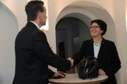 Regierungsrätin Barbara Bär nimmt Gratulationen von Landammann Beat Jörg entgegen. (Bild:Urs Hanhart (Altdorf, 4. März 2018))