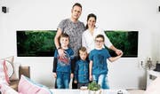 Familie Dietrich: Die Eltern Daniel und Evelyne und ihre drei Kinder Jeremy, Ian und Thierry (von links nach rechts). (Bild: Ueli Christoffel/SRF)