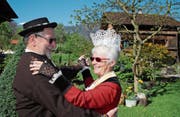 Rosi und Ernst Berchtold tanzen in ihrem Garten. (Bild: Marion Wannemacher (Giswil, 21. April 2017))