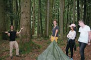Erlebnispädagogik im Schulischen Brückenangebot. 28 Schüler übernachten in selbst gebauten Zelten im Giswiler Forst. links: Lucas Zack, Bildmitte Sandra Kentischer. (Bild Marion Wannemacher, Giswil, 24.8. 2017)