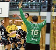 Hatte zu Beginn des Spiels Mühe, Winterthur-Keeper Matias Schulz zu überwinden: der vierfache Altdorfer Torschütze Pascal Aschwanden (am Ball). (Bild: Urs Hanhart (Altdorf, 18. Oktober 2017))