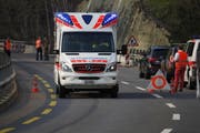 Der Rettungsdienst Schwyz brachte den Verletzten ins Spital. (Bild: Geri Holdener, Bote der Urschweiz)