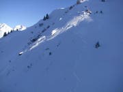 Das Bild zeigt den Lawinenkegel. Der verschüttete Snowboarder lag zwei Meter tief im Schnee. (Bild: Kantonspolizei Graubünden)
