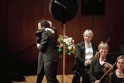 Emotionen schon vor dem Konzert: Intendant Numa Bischof dankte und umarmte James Gaffigan (hinten) gestern zur Vertragsverlängerung. (Bild: Manuela Jans)