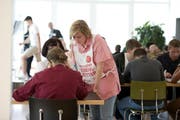 Eine Helferin steht den Spendern beim Ausfüllen des Fragebogens tatkräftig zur Seite. (Bild: Corinne Glanzmann / Neue NZ)