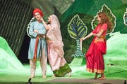 Wer ist hier Frau und wer Mann? Rosalind (links, Leonie Kirchgessner) trägt die Kleider von Hofnarr Touchstone (Mitte, Hannah Abry), er ihre. Celia (Alicia Baumann) amüsiert sich. (Bild Edi Ettlin)