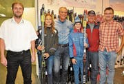 Gelungene Skiübergabe bei Imholz Sport in Bürglen; von links: Urs Briker, Fiona Christen, Hansueli Imholz, Tino Schuler, Hansueli Kumli und Bruno Arnold. (Bild: Josef Mulle (Bürglen, 15. November 2017))