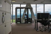 Hinter Glas: Eine Think-Box verspricht die Möglichkeit zur Konzentration. Einen Blick aus dem Fenster darf man trotzdem werfen. (Bild: Dominik Wunderli (Rotkreuz, 1. Februar 2018))