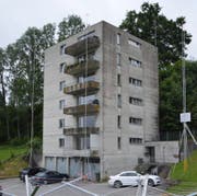 Das trostlose Wohnhaus dürfte bald verschwinden. (Bild: Höfner Volksblatt)