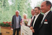Die Checkübergabe (von rechts): Niklaus Bleiker, Rütimattli-Geschäftsführer Peter Truttmann, Theo und Inge Breisacher sowie Rütimattli-Stiftungsrat Peter Lienert. (Bild: Marion Wannemacher (Giswil, 5. Juli 2017))