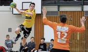 Altdorfs Linksaussen Pascal Aschwanden (am Ball) wirft gegen Siggenthal vier spektakuläre Tore. (Bild: Urs Hanhart (Altdorf, 24. März 2018))